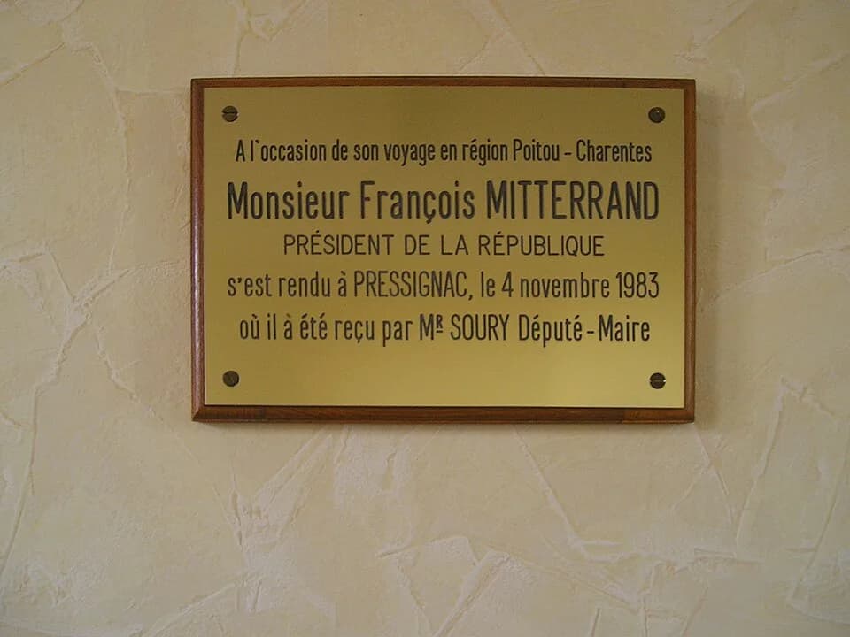 François Mitterrand - Plaque commémorant le passage de François Miterrand à Pressignac (Charente, France) le 4 novembre 1983.