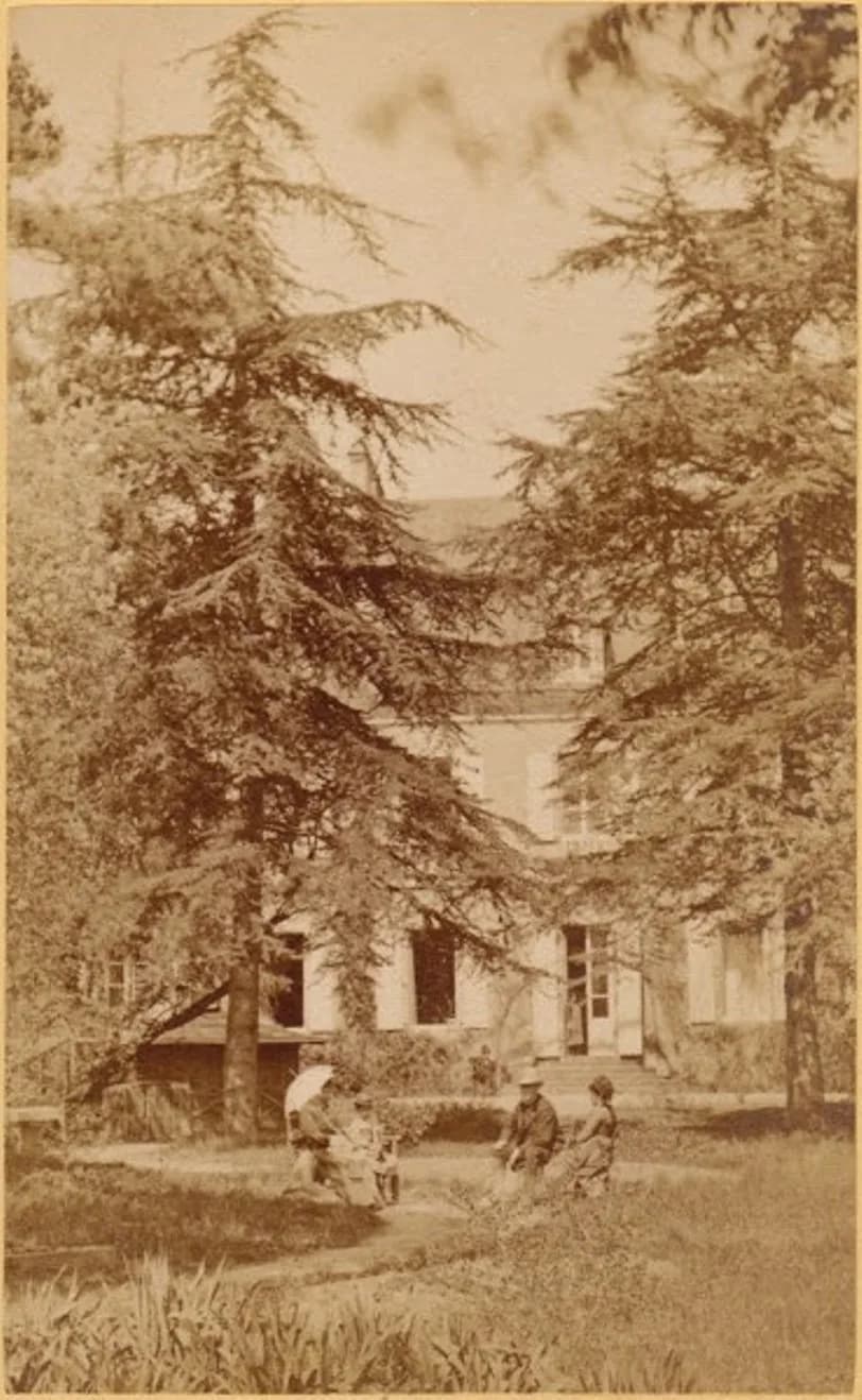 George Sand - Placide Verdot, photographe au n° 54 rue Grande à Châteauroux, dans le département de l'Indre. Il réalise une série de photographies sur le domaine de Nohant en 1875, à la demande de la 