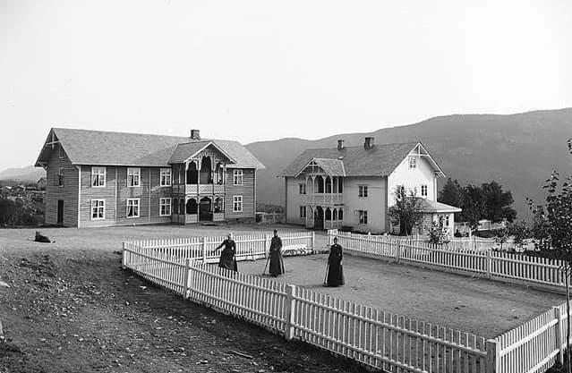 Knut Hamsun - Photo from 1880-1890 Frydenlund Hotel, Knut Hamsun stayed here in 1884 - 1885 Photo by Axel Lindahl Owner of work is Norsk Folkemuseum
