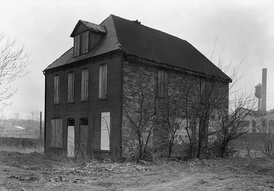 Thomas Paine - Western and northern sides of the Cookes House (also known as "Tom Paine's House"), located at 438-440 Codorus Street in York, Pennsylvania, United States.  Built in 1761, it was used b