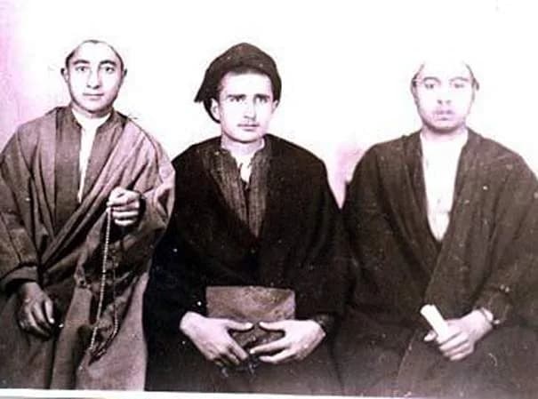 Ruhollah Khomeini - امام خمینی در نوجوانی. فردی که در وسط نشسته است.
