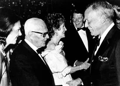 Frank Sinatra - Il Presidente della Repubblica Sandro Pertini stringe la mano a Frank Sinatra alla Casa Bianca.