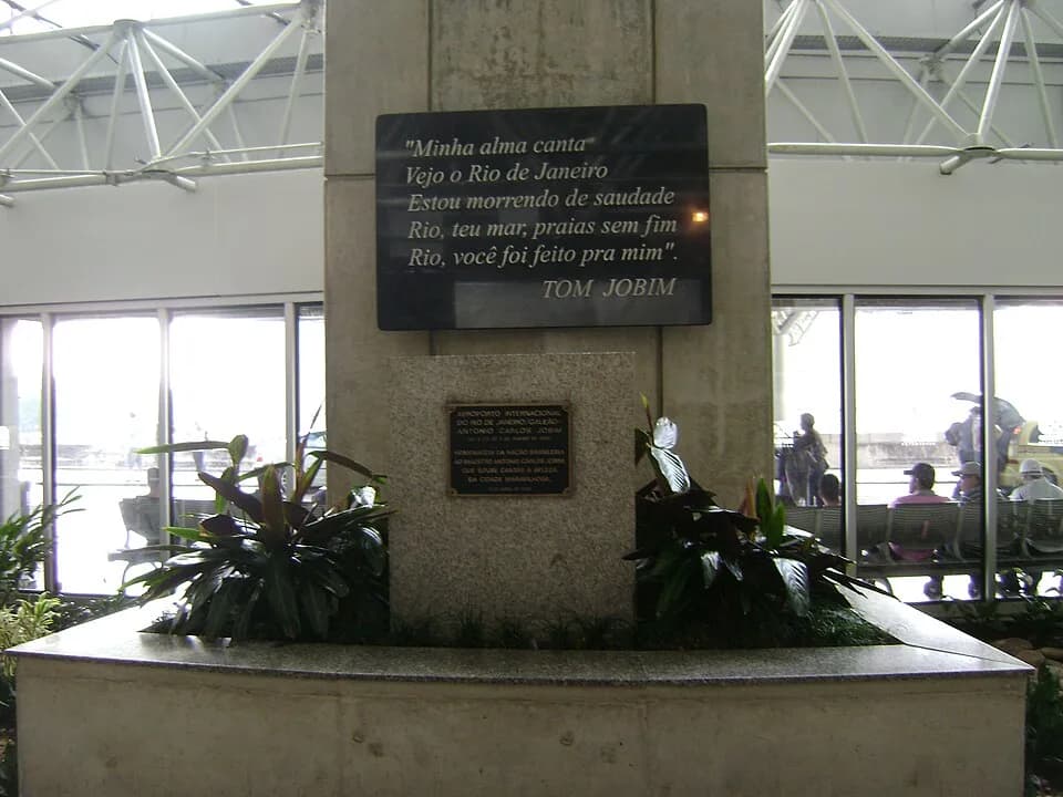 Frank Sinatra - Inscrição em homenagem ao Tom Jobim, no Aeroporto Internacional do Rio de Janeiro Tom Jobim/Galeão, Brasil.
