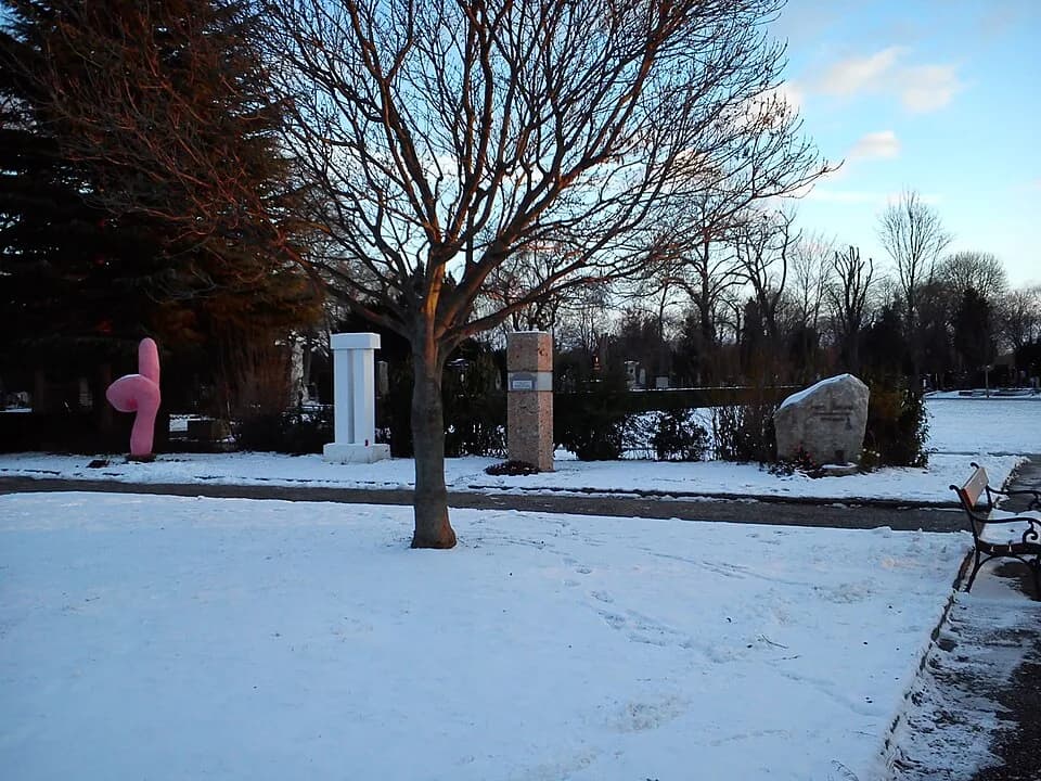 Alfred Adler - Zentralfriedhof Wien, Ehrengräber von (von links nacht rechts) Franz West - Markus Prachensky - Alfred Adler - Fritz Muliar