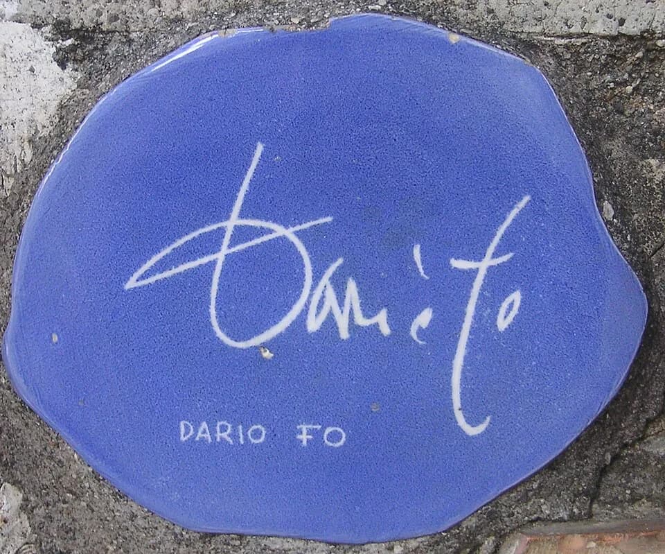 Dario Fo - Piastrella autografata da Dario Fo sul muretto di Alassio