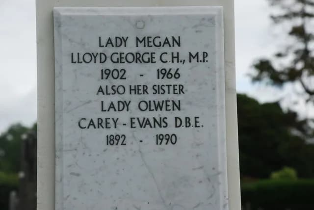 David Lloyd George - Lloyd George family grave in Criccieth cemetery, showing memorials to Lady Megan Lloyd George and Lady Olwen Carey-Evans, daughters of David Lloyd-George. Lady Olwen was buried el