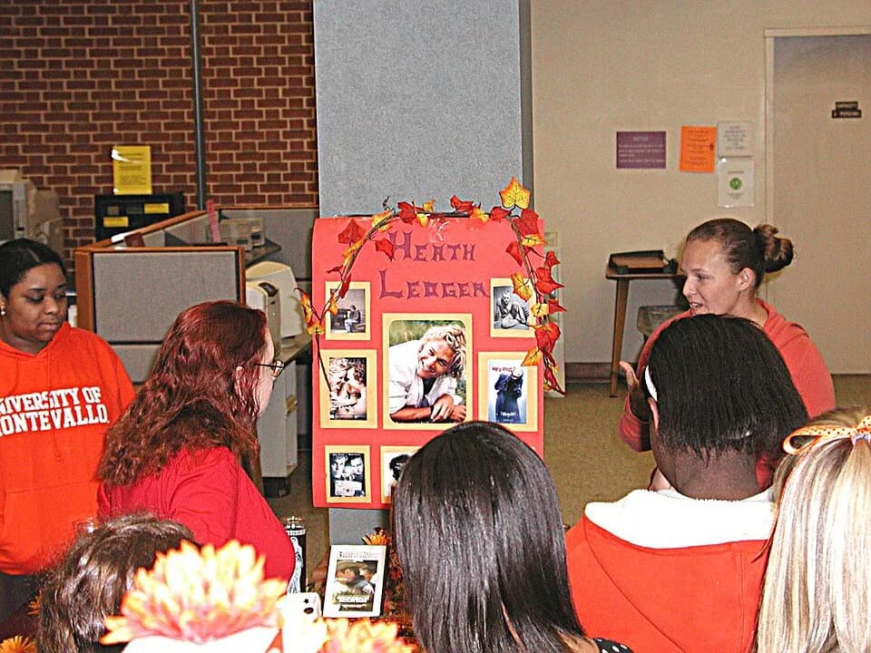 Heath Ledger - A student group presents their ofrenda to actor Heath Ledger