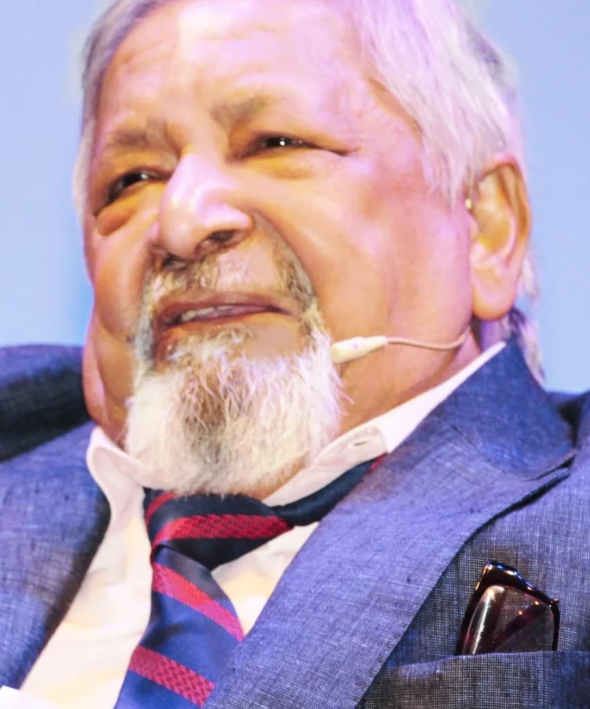 V. S. Naipaul - Photograph of Nobel Laureate V. S. Naipaul, speaking in Dhaka, Bangladesh