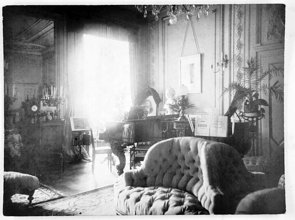 Edvard Grieg - Artist: unknown
Date/place: unknown
Subject: Living-room with grand piano
Medium: photographic positive, B&amp;W
Notes: none
Persistent URL:
[#//bergenbibliotek.no/digitale-samlinger//e