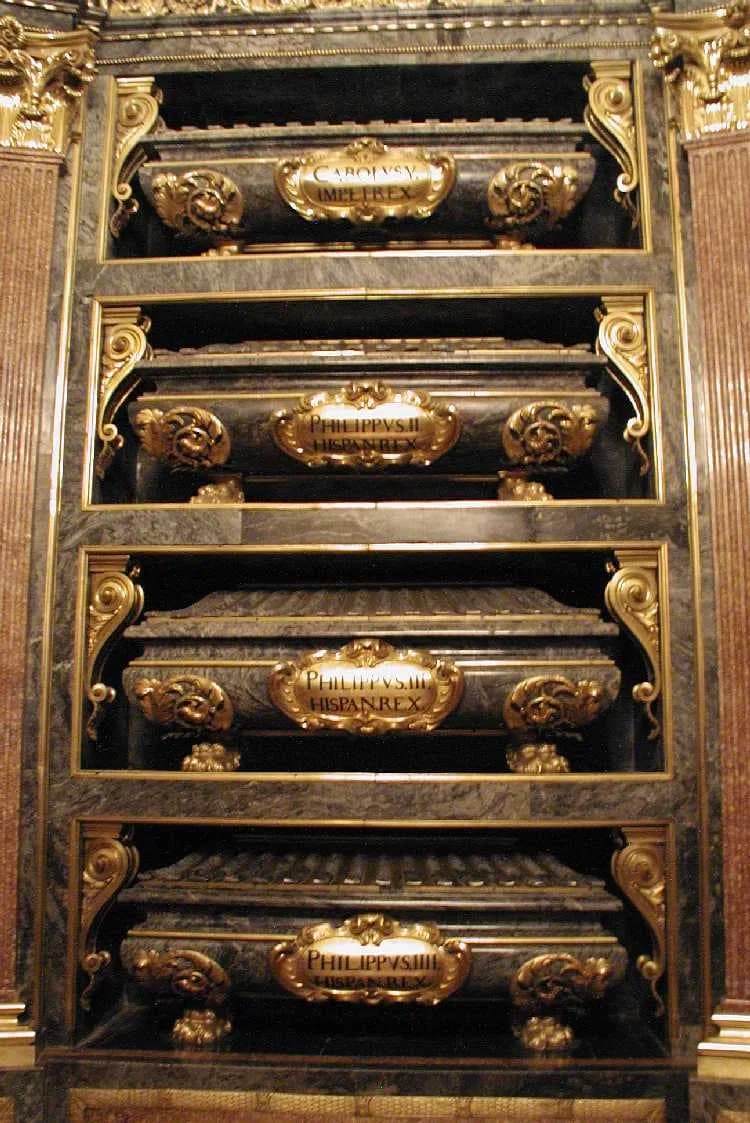 Philip II of Spain - Sepulcros de varios reyes en el Panteón de Reyes del monasterio de San Lorenzo de El Escorial, (España). Comenzando por la parte superior, contienen los restos de los siguientes m