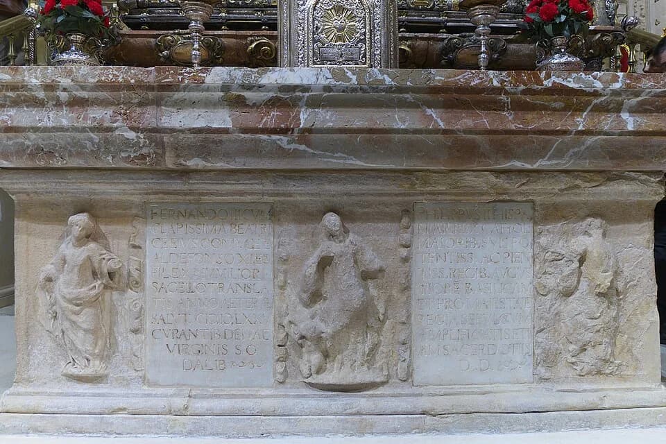 Philip II of Spain - La Capillanía Real de la Catedral de Sevilla, con motivo de la terminación de la Capilla Real, organiza el solemne traslado de los restos reales desde la capilla provisional situa