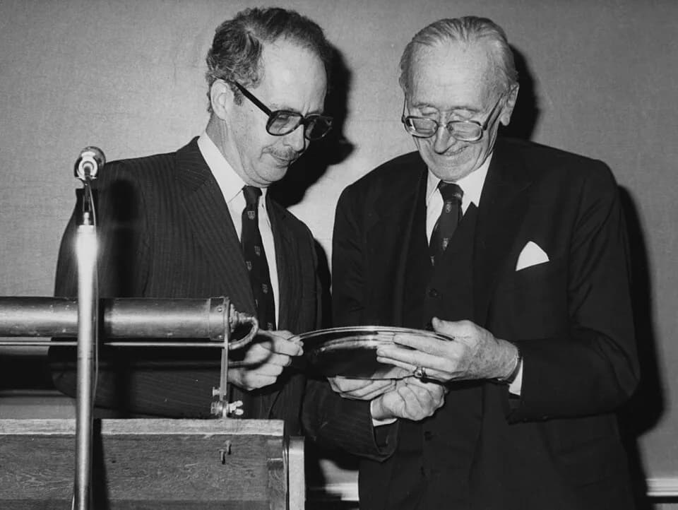 Friedrich Hayek - Plate given at the lecture 'The Flow of Goods and Sevices' on the occasion of the golden jubilee of Professor Hayek's first lecture at LSE

IMAGELIBRARY/98

Persistent URL: http://ar