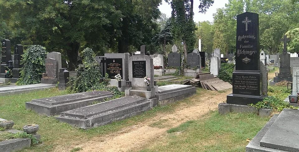 Graham Greene - Auf dem Weg links vom Grab der Familie Elchinger wurde während der Dreharbeiten zum Film "Der dritte Mann" das Grab von Harry Lime auf dem Wiener Zentralfriedhof fingiert (Gruppe 43A, 