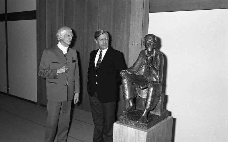 Helmut Schmidt - For documentary purposes the German Federal Archive often retained the original image captions, which may be erroneous, biased, obsolete or politically extreme. Bundeskanzler Helmut S