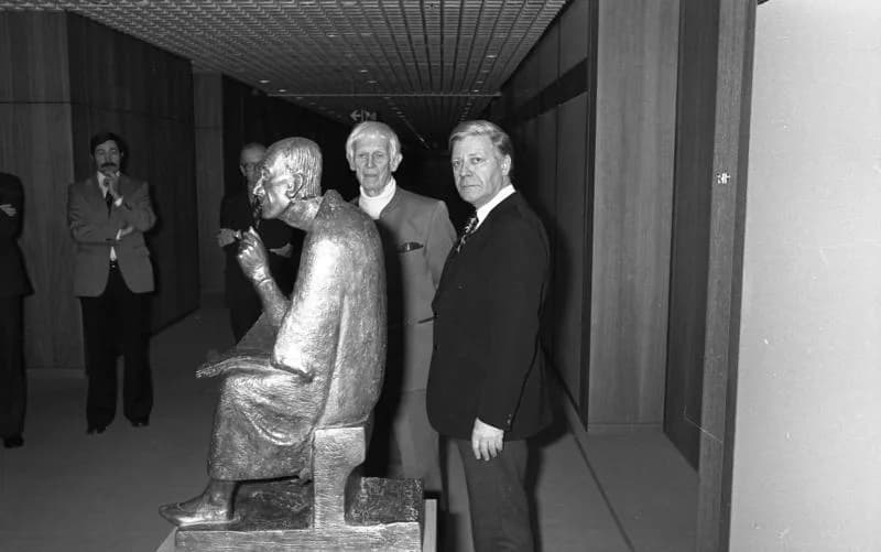 Helmut Schmidt - For documentary purposes the German Federal Archive often retained the original image captions, which may be erroneous, biased, obsolete or politically extreme. Bundeskanzler Helmut S