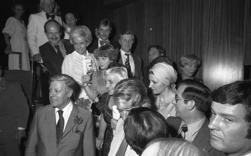 Helmut Schmidt - For documentary purposes the German Federal Archive often retained the original image captions, which may be erroneous, biased, obsolete or politically extreme. 1.07.1977
Kanzlerfest