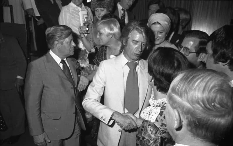 Helmut Schmidt - For documentary purposes the German Federal Archive often retained the original image captions, which may be erroneous, biased, obsolete or politically extreme. 1.07.1977
Kanzlerfest