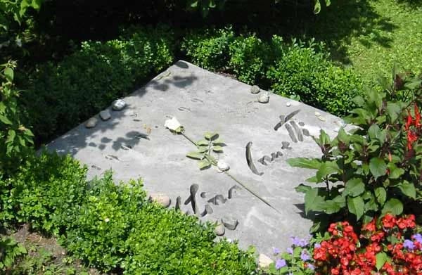 Elias Canetti - Elias Canetti's grave in the Fluntern cemetery in Zürich, Switzerland. The inscription on the tomb-stone illustrates Canetti's typical signature.