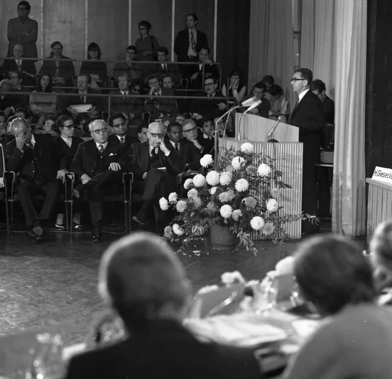 Elias Canetti - For documentary purposes the German Federal Archive often retained the original image captions, which may be erroneous, biased, obsolete or politically extreme. Erste Sitzung des Deuts