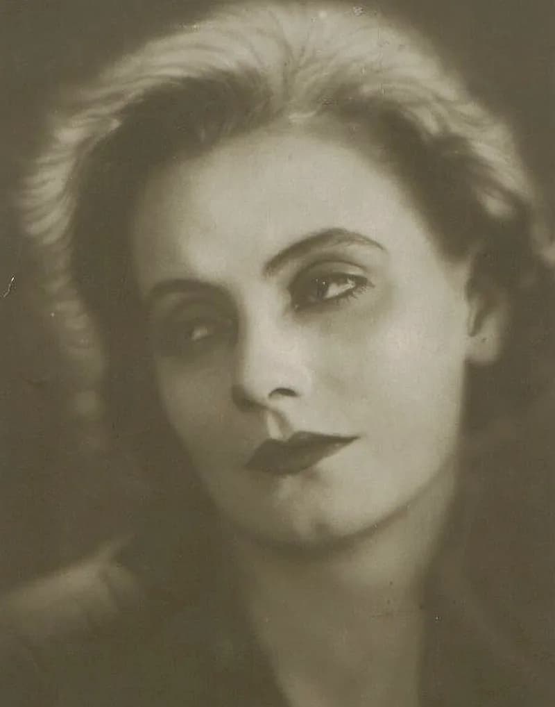 Greta Garbo - Greta Garbo in The Joyless Street (Die freudlose Gasse). Alexander Binder (for Atelier Binder) made the portrait during the filming.