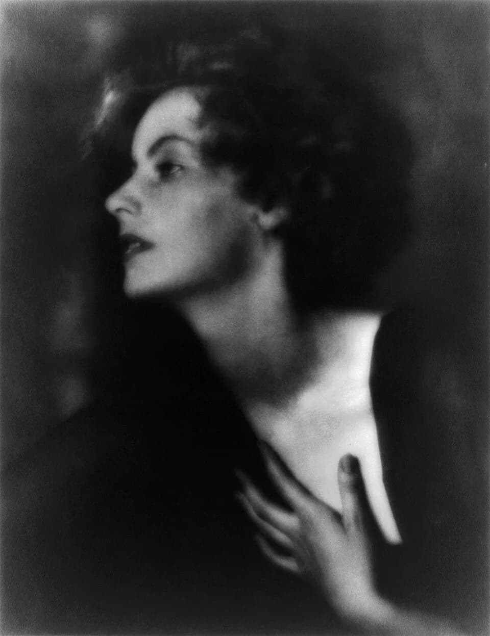 Greta Garbo - Greta Garbo, head-and-shoulders portrait, facing left