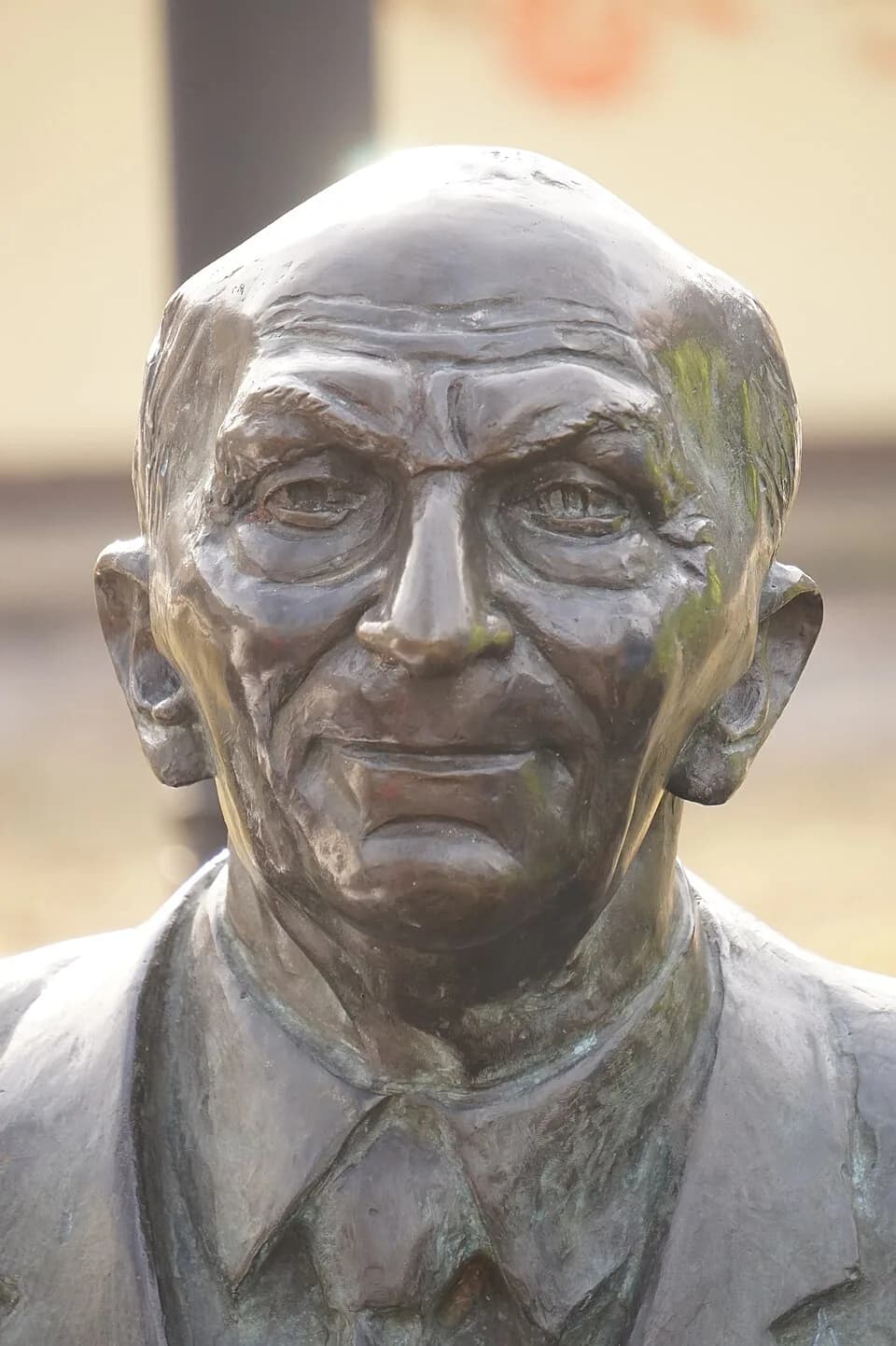 Isaac Bashevis Singer - Popiersie Isaaca Bashevisa Singera (Noblisty) z ławeczki w Biłgoraju