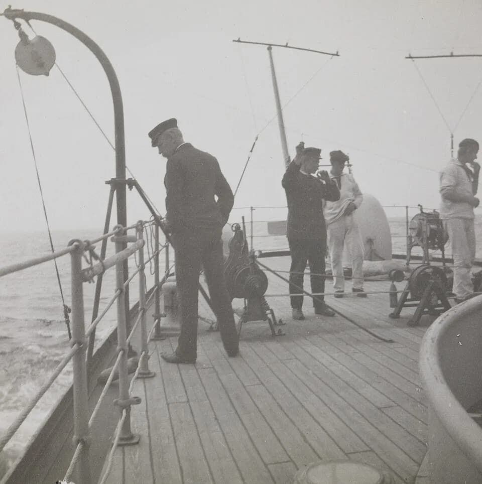 Fridtjof Nansen - Fridtjof Nansen (til venstre) inspiserer innhenting av en vannprøve om bord i marineskipet «Frithjof». I midten står båtsmann Nicolai Adolf Nielsen som assisterte i forskningsarbeide