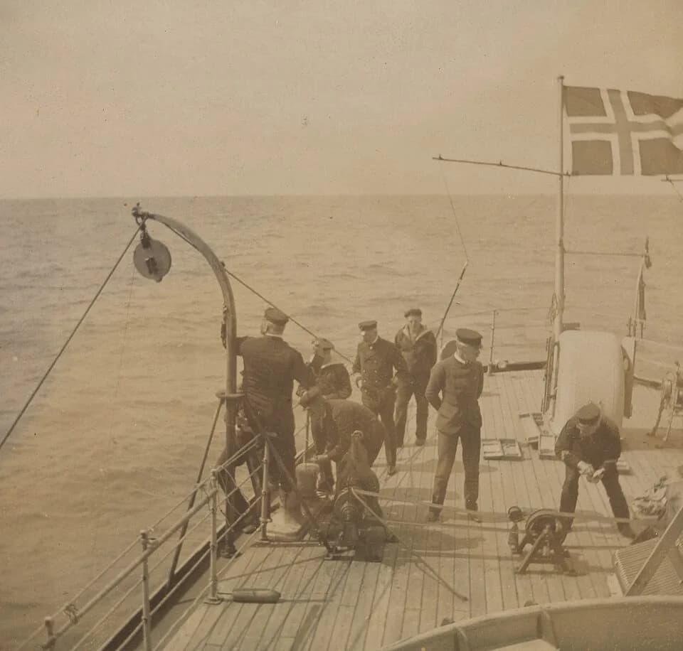 Fridtjof Nansen - Forskningsarbeide om bord i det norske marineskipet «Frithjof». I midten står Fridtjof Nansen og bak ham er kaptein Caspar S. Erlandsen som inspiserer. Fra et havforskningstokt til d