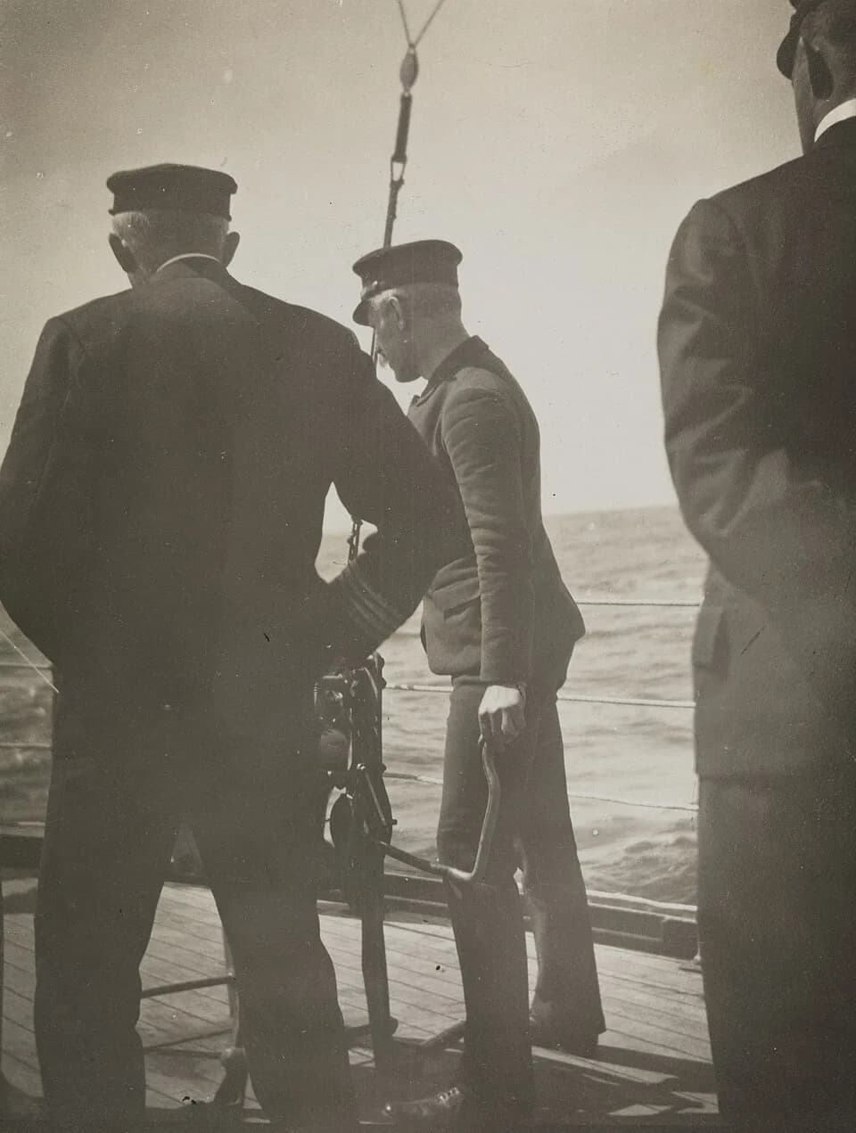 Fridtjof Nansen - Fra venstre: kaptein Caspar S. Erlandsen og Fridtjof Nansen under forskningsarbeidet om bord i det norske marineskipet «Frithjof». Fra et havforskningstokt til de nordlige deler av A