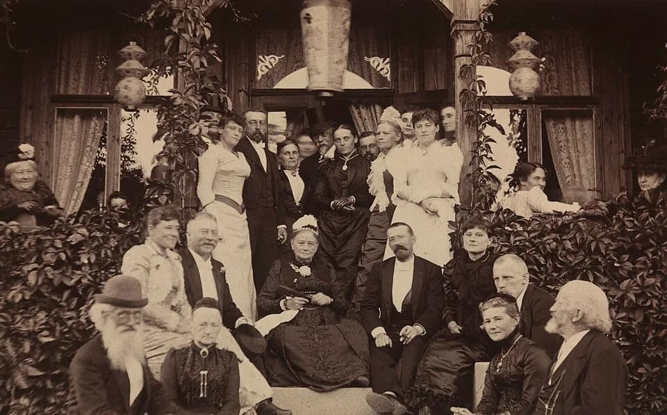 Fridtjof Nansen - Group picture of the Sars family and friends on a veranda. Sitting from the left: Ernst Sars, Mally Lammers, Thorvald Lammers, (in the middle) Maren Sars, (Hjalmar Welhaven ), Eva Na