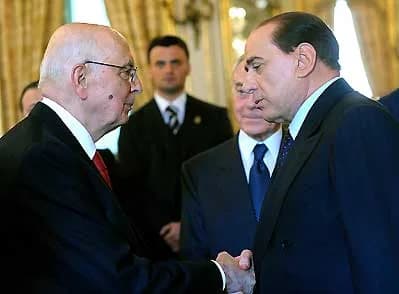 Giorgio Napolitano - Il Presidente Giorgio Napolitano stringe la mano al nuovo Presidente del Consiglio Silvio Berlusconi durante la cerimonia di giuramento al Quirinale.
