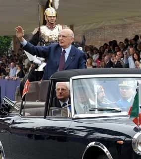Giorgio Napolitano - Il Presidente Giorgio Napolitano su via dei Fori Imperiali risponde al saluto della gente