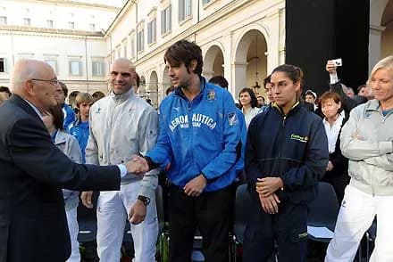 Giorgio Napolitano - IIl Presidente Giorgio Napolitano con alcuni campioni olimpionici in occasione dell'apertura dell'anno scolastico