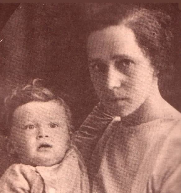 Yizhak Rabin - Yitzhak Rabin as a baby, with his mother Rachel.
For more from the IDF:
http://www.idfblog.com/, https://twitter.com/idfspokesperson/, http://www.facebook.com/idfonline/, http://www.id