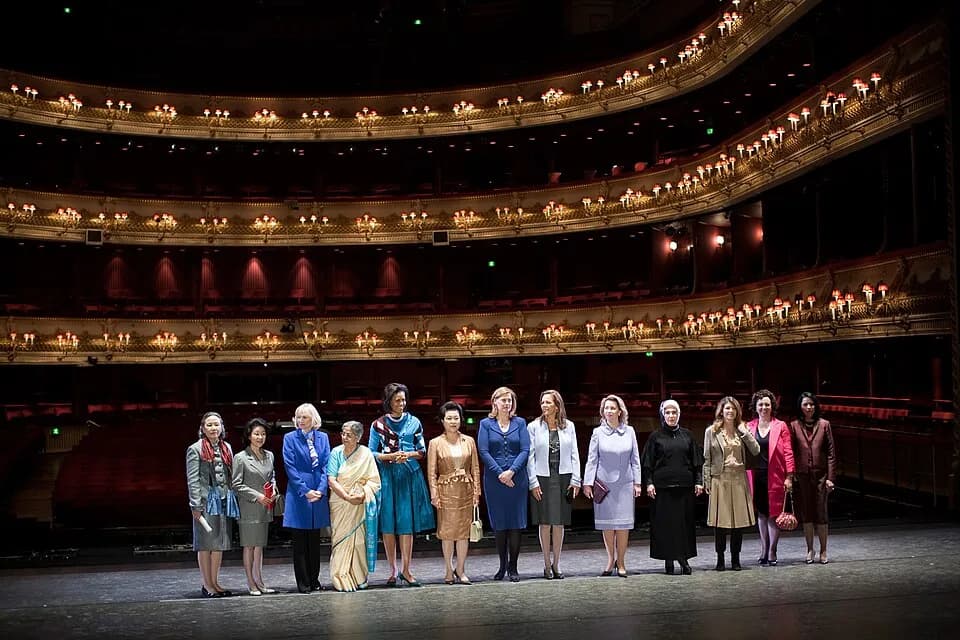 Manmohan Singh - First Lady Michelle Obama poses with w:G-20 Summit Spouses at the Royal Opera House in London, England, April 2, 2009. (Official White House Photo by Lawrence Jackson)