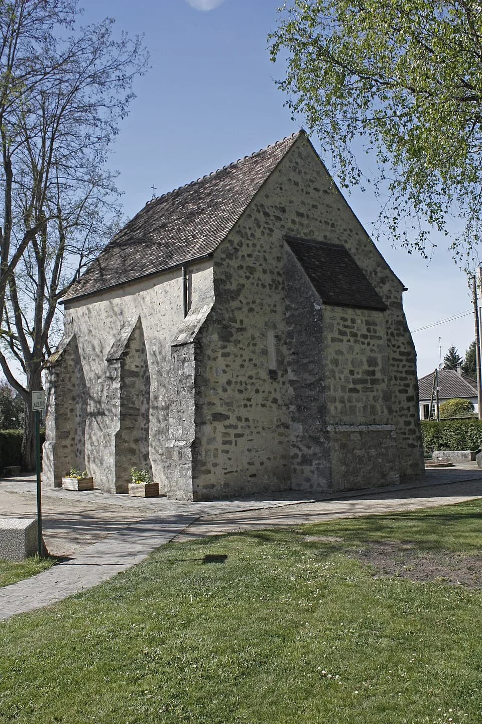 Jean Cocteau - Petite chapelle du 12e siècle, dépendant d'une léproserie aujourd'hui disparue. Dédiée à saint Blaise, le guérisseur, la chapelle est devenue le lieu d'une sorte de dévotion aux plantes