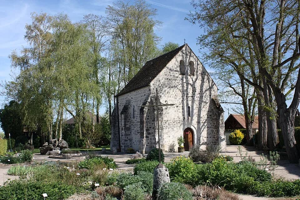 Jean Cocteau - La chapelle Saint-Blaise est entourée d'un jardin de simples, plantes médicinales cultivées dans la région de Milly.