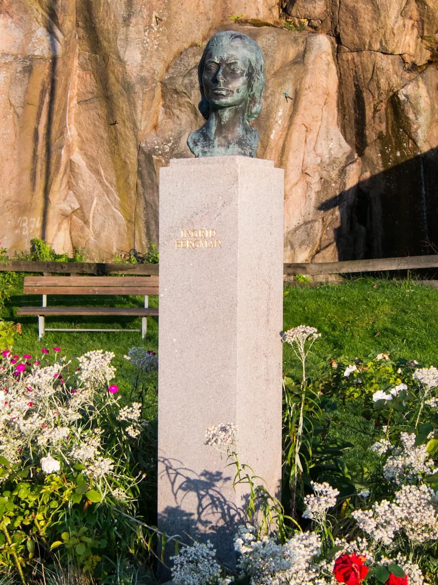 Ingrid Bergman - Denkmal für die Schauspielerin Ingrid Bergman auf dem Ingrid Bergmans Torg in Fjällbacka mit einer Büste des Bildhauers Gudmar Olofsson, errichtet am 1983.