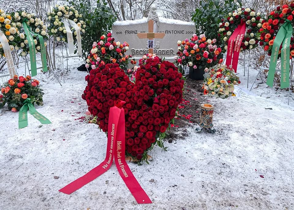 Franz Beckenbauer - Das Bild wurde einen Tag nach der Beerdigung von Franz Beckenbauer aufgenommen. Das Grab befindet sich in München auf dem Friedhof am Perlacher Forst.