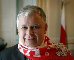 Lech Kaczyński - Lech Kaczyński kibicujący polskiej reprezentacji w piłce nożnej.jpg