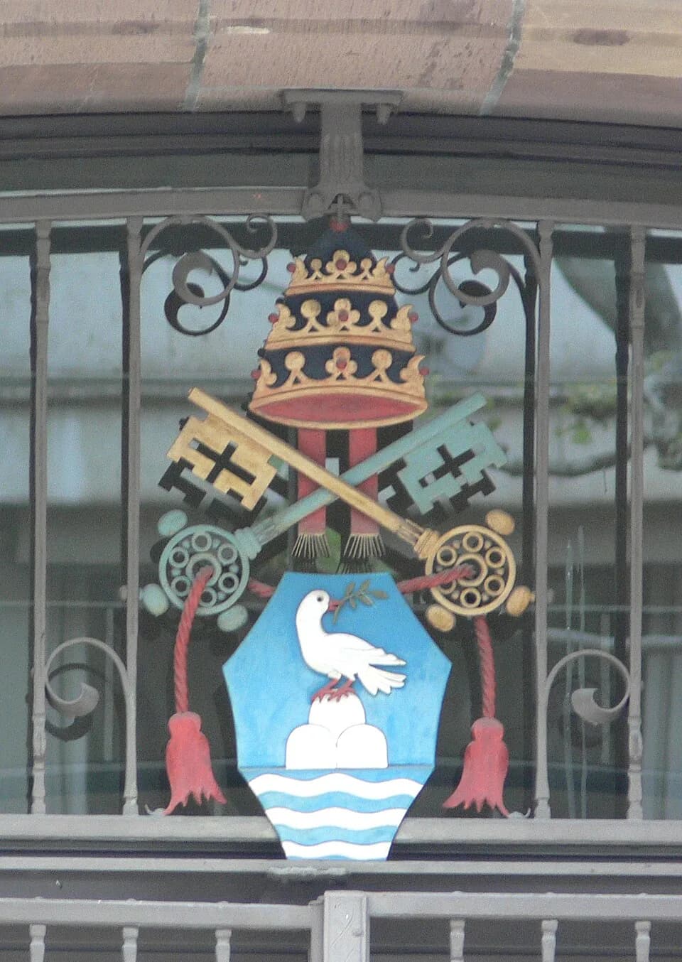 Pius XII - Domkirche St. Eberhard, Stuttgart, Papstwappen Pius XII. an der Fassade