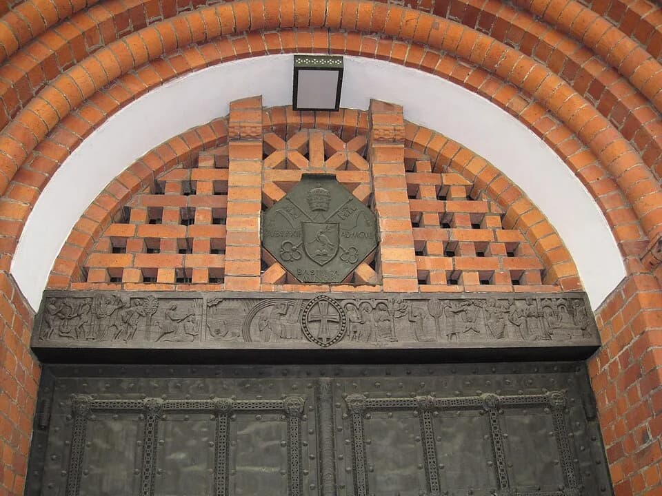 Pius XII - Berlin, Rosenkranz-Basilika, Portal, Wappen Papst Pius' XII. (Basilica minor)