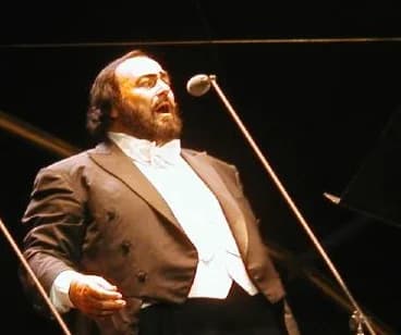 Luciano Pavarotti - Luciano Pavarotti in Vélodrome Stadium, 15/06/02. Cropped version.