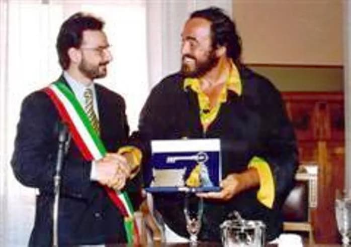 Luciano Pavarotti - Il Sindaco Pariali consegna le chiavi della città a Pavarotti