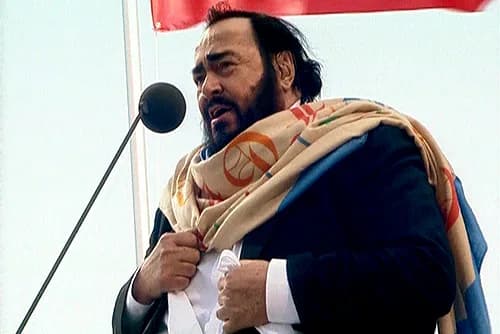 Luciano Pavarotti - STRELNA. Tenor Luciano Pavarotti performing at the opening of the Constantine Palace in Strelna.