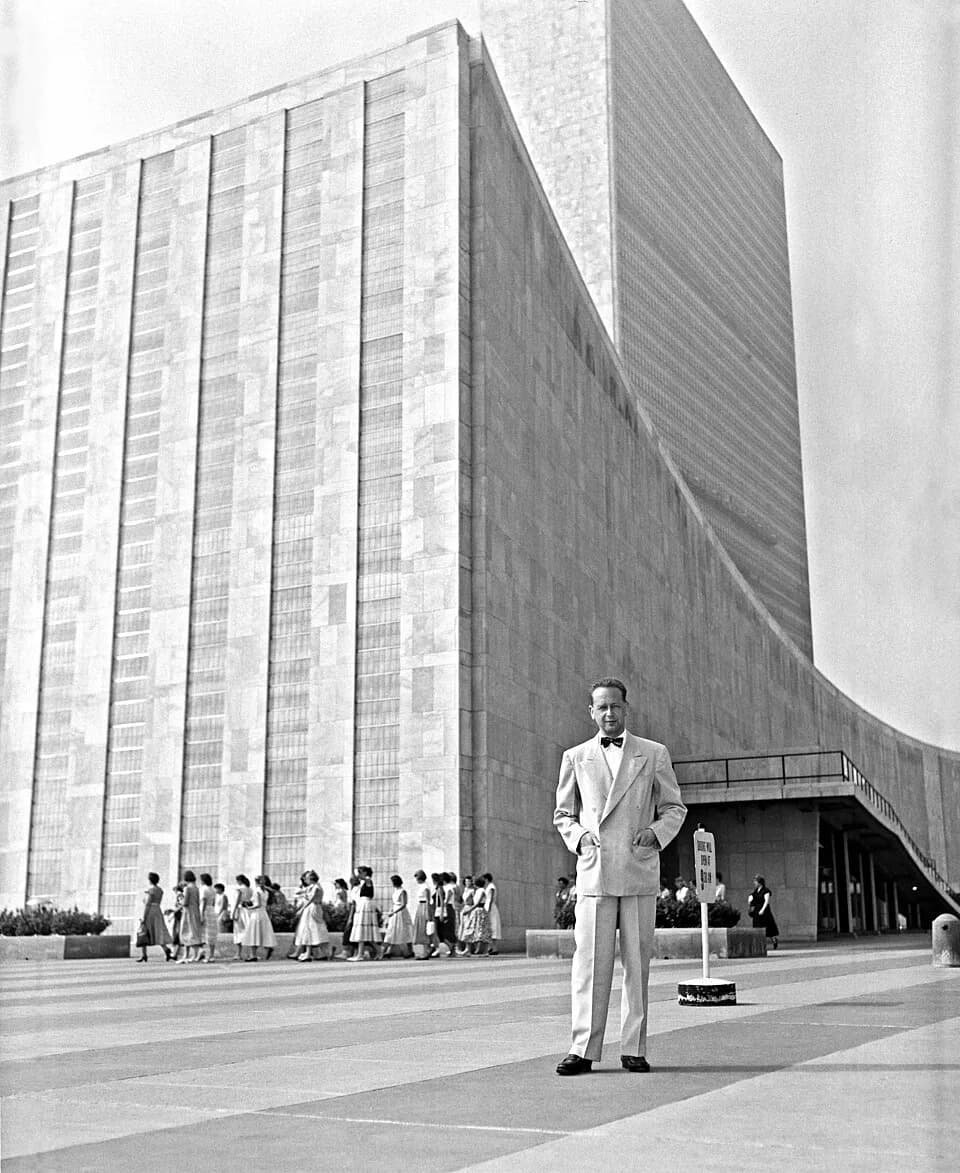 Dag Hammarskjöld - Dag Hammarskjöld outside the UN building (1953).