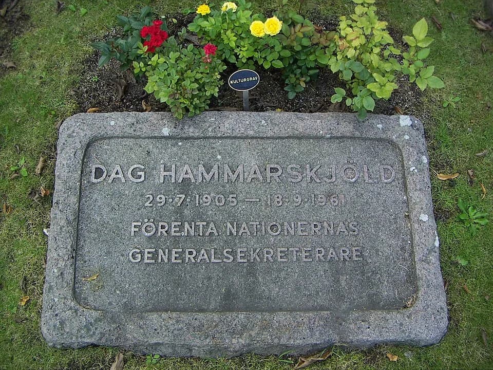 Dag Hammarskjöld - Dag Hammarskjölds gravsten på Uppsala gamla kyrkogård.