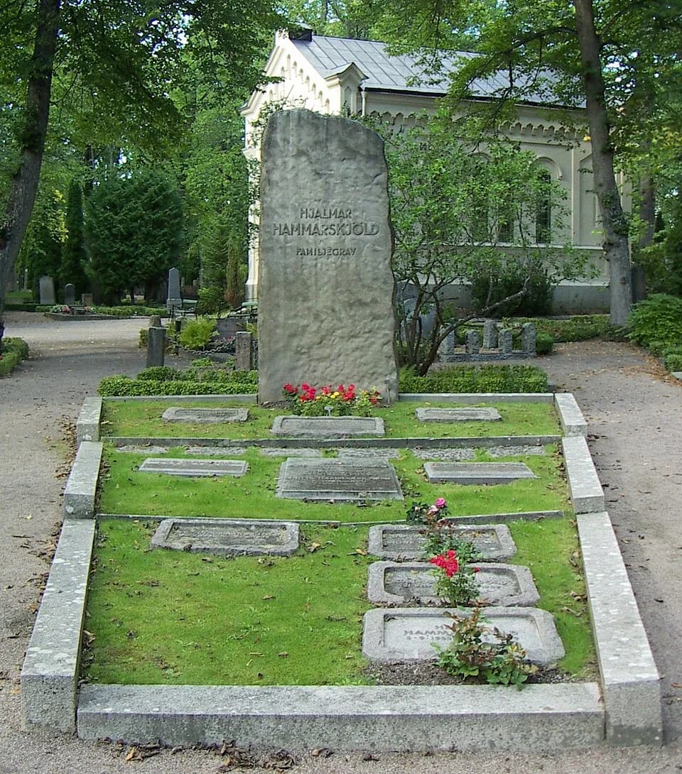 Dag Hammarskjöld - Hjalmar Hammarskjöld family grave in Uppsala. Here is Dag Hammarsköld also buried.