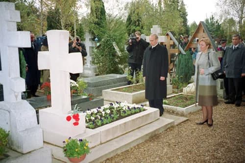 Ivan Bunin - FRANCE. President Putin and his wife Lyudmila laid flowers at the grave of Ivan Bunin at the Russian cemetery in Sainte-Genevieve-des-Bois near Paris.