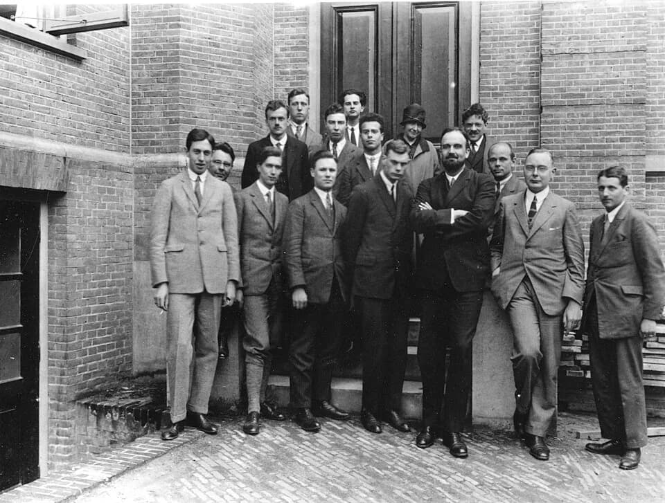 Paul Dirac - Leiden, Kamerlingh-Onnes Lab (July 1927) [1]
Frontreihe v.l.n.r.

George Eugene Uhlenbeck (* 6. Dezember 1900 in Batavia, Indonesien; † 31. Oktober 1988 in Boulder, USA),
Helmut Hönl (* 1